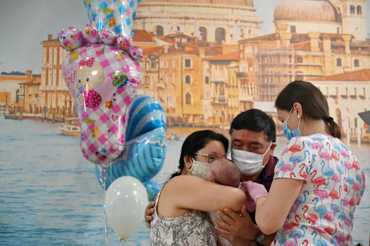 Un couple argentin récupèrent leur fils à l'hôtel Venice dans la capitale ukrainienne de Kiev, le 10 juin 2020.