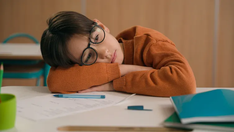 Un élève qui dort en classe