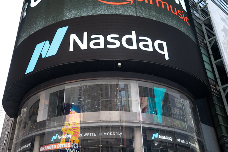 Un immeuble new yorkais avec le logo du Nasdaq