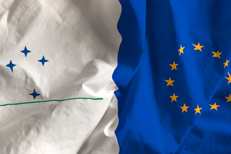 Les drapeaux du Mercosur et de l'Union européenne.