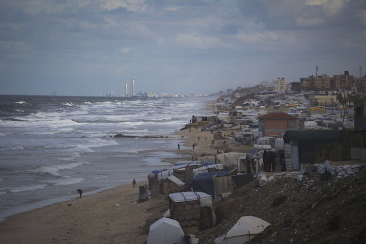 Tentes pour Palestiniens déplacés sur une plage