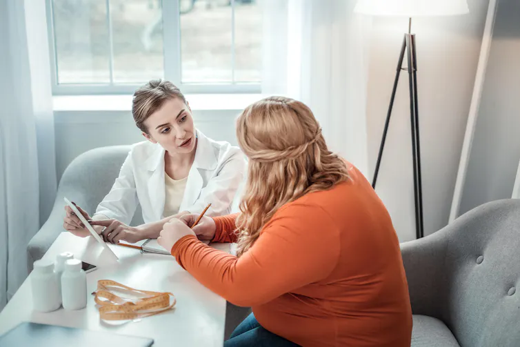 A dietitian speaking to a patient.