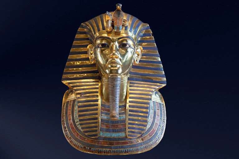 A máscara mortuária de ouro de Tutankhamon.