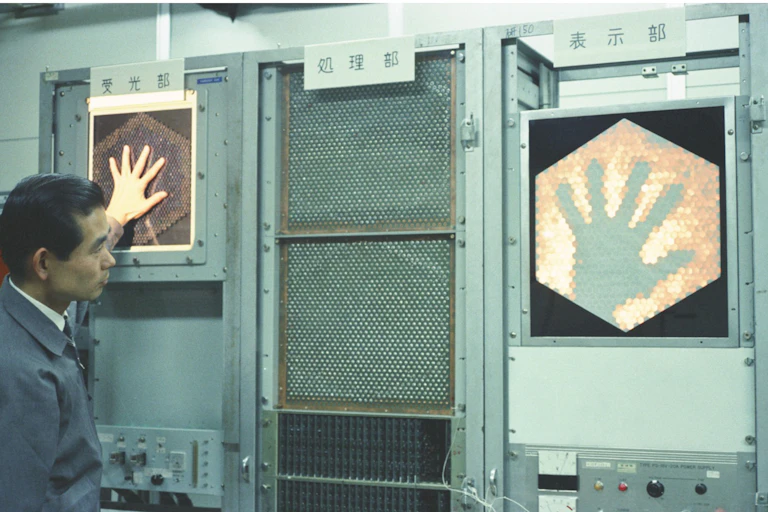 Kunihiko Fukushima demonstrando um modelo eletrônico da retina