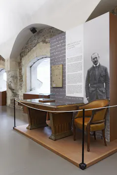 Éléments du mobilier de bureau de Marc Bloch exposés au Centre d’Histoire de la Résistance et de la Déportation