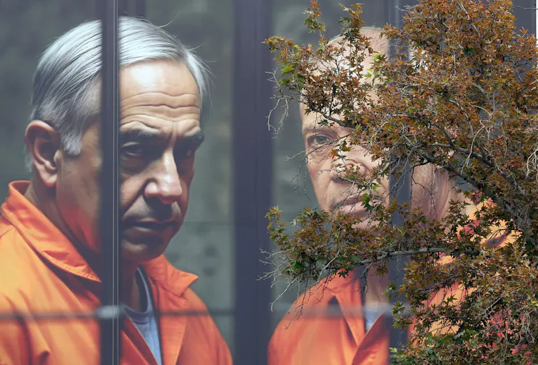 A banner depicting Netanyahu and Gallant in prison.