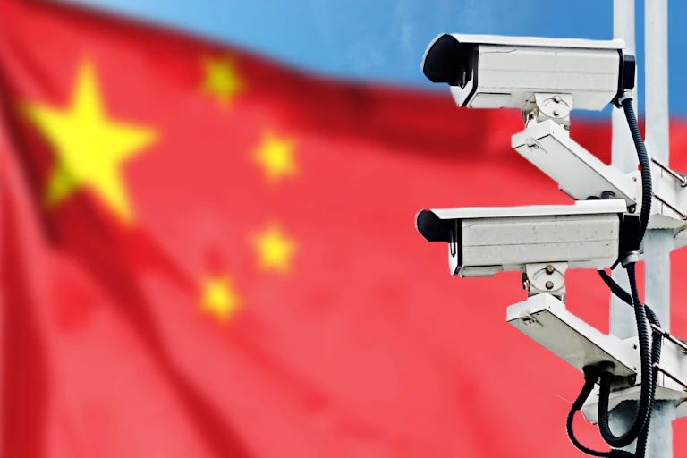 des caméras de vidéo surveillance sur fond de drapeau chinois flou