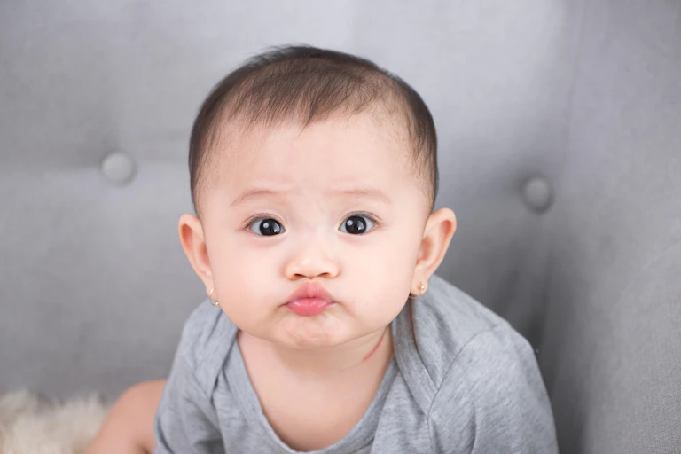 Photo d’un bébé faisant la moue.