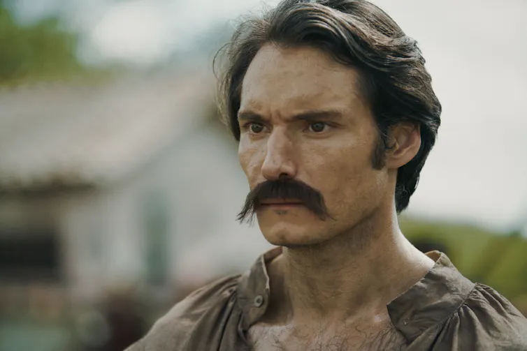 Un hombre de bigote espeso y mirada intensa.