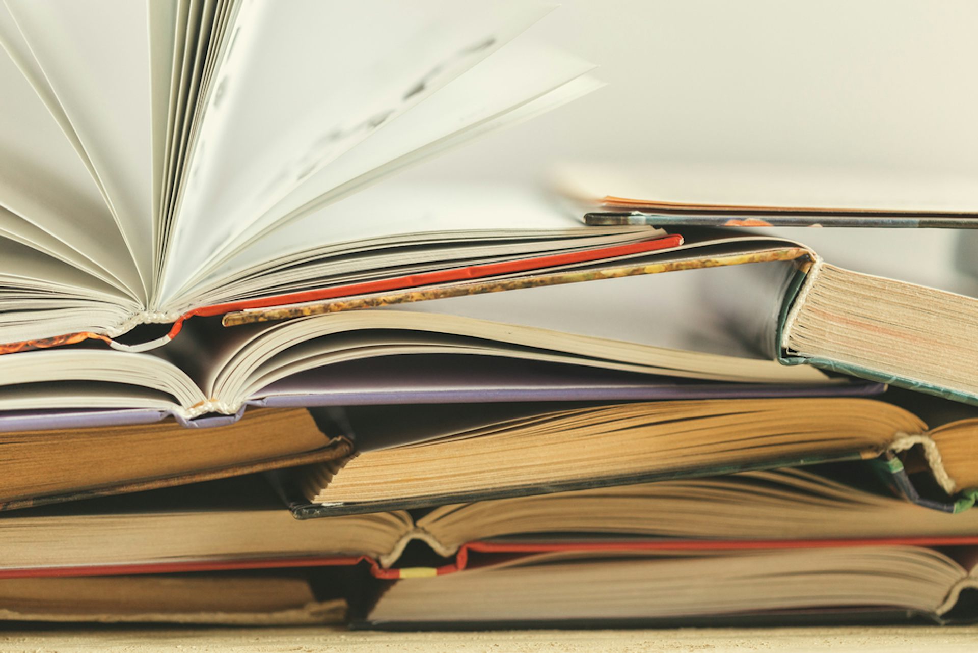 Une pile de livres ouverts