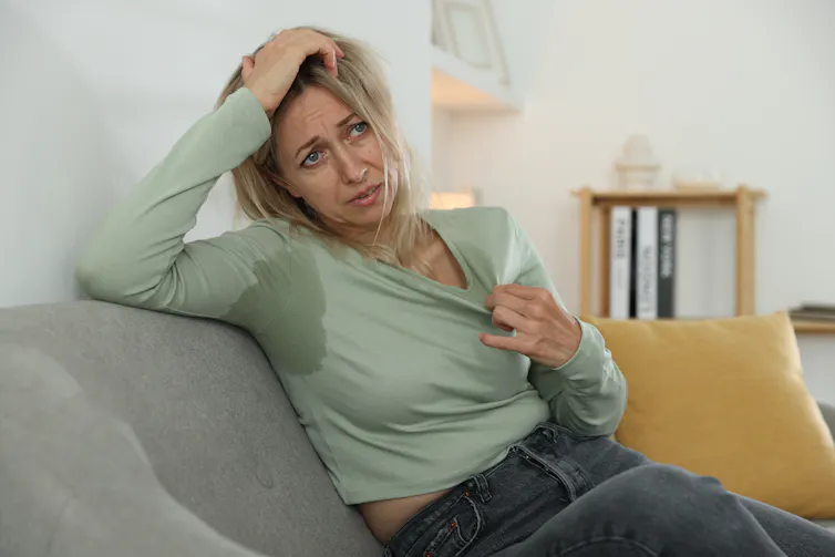 Une femme transpire à cause d’une bouffée de chaleur