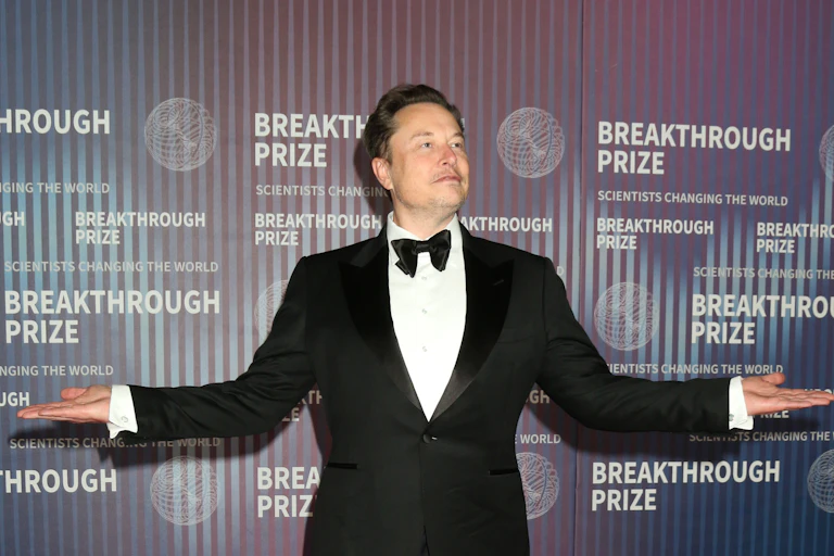 Elon Musk habillé en smoking lors de la remise du Breakthrough Prize.