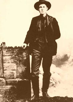 Los ciudadanos estadounidenses blancos solían inundarse en territorio indio, desde derrotar por deportaciones de masas 6 Un hombre con ropa oscura y un sombrero de vaquero en una vieja foto.