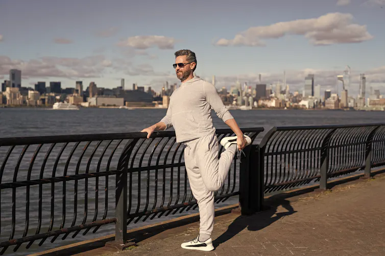 Un homme s’étire les quadriceps