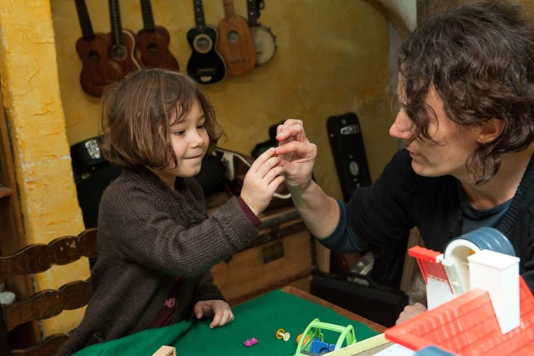 Une petite fille qui joue avec sa mère