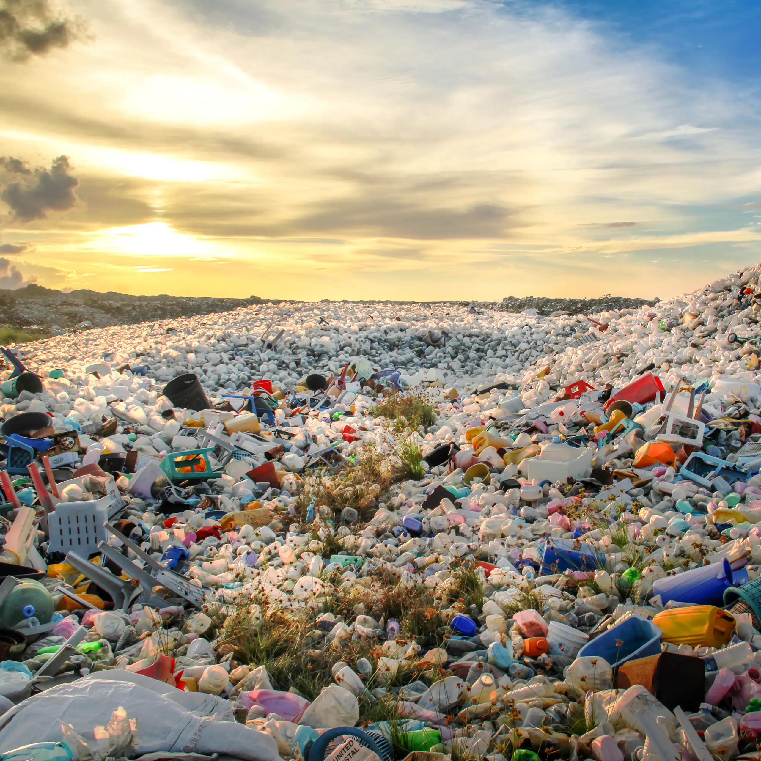 Photos de déchets en plastique sur le site de Thilafushi, aux Maldives.