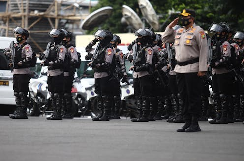 Nyawa di tangan polisi: Tekanan internal membuat penegak hukum makin brutal. Bagaimana mencegahnya?