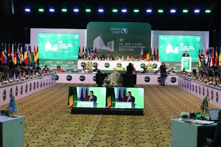 Un groupe de personnes assises autour d'une grande table de conférence.
