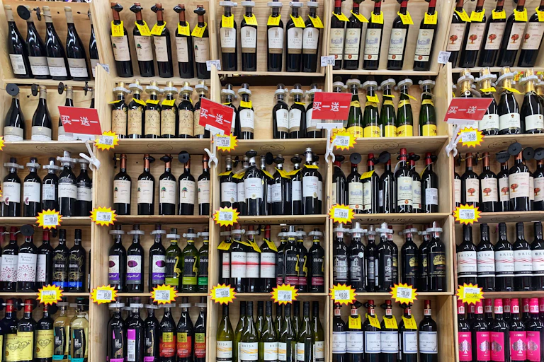 Étalage de bouteilles de vin dans un commerce en Chine