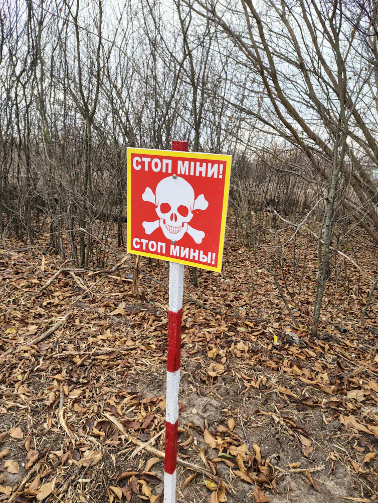 Un panneau avec une tête de mort.
