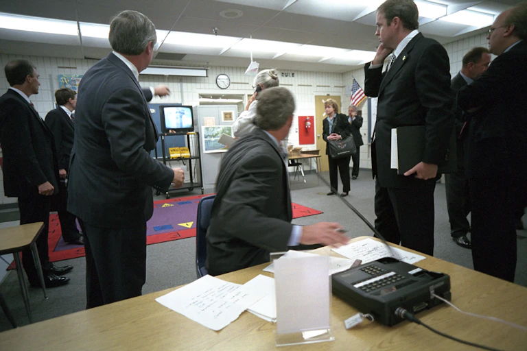 El presidente de Estados Unidos George W Bush observa en una televisión la cobertura de los ataques del 11 de septiembre de 2001.