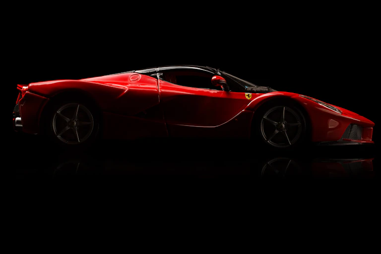 Une Ferrari rouge sur fond noir