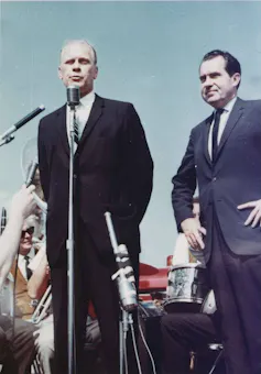 Gerald Ford (à gauche) et Richard Nixon (à droite)
