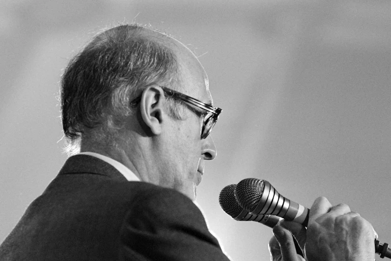 Valéry Giscars s'Esting vue de dos, lors d'un discours