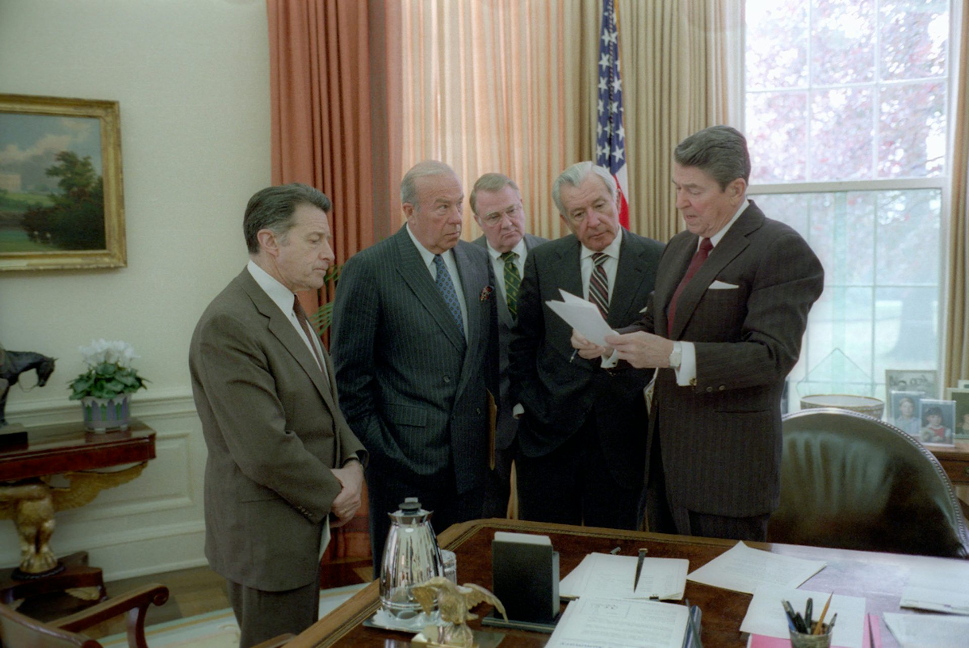 Le président Reagan (à droite) rencontre (de gauche à droite) Caspar Weinberger, George Shultz, Ed Meese et Don Regan