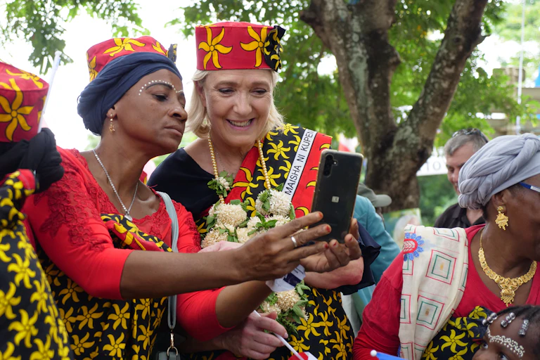 Marine Le Pen lors de sa visite sur l'île française de Mayotte dans l'océan Indien, le 21 avril 2024.