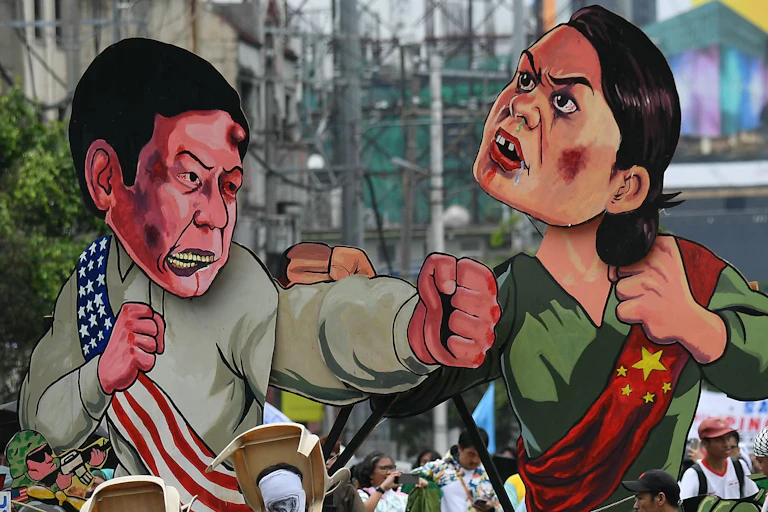 Effigies de Sara Duterte et Marcos Jr brandies par des manifestants