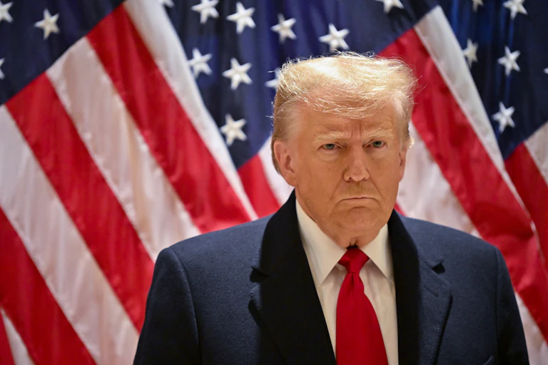 Donald Trump devant des drapeaux étatsuniens