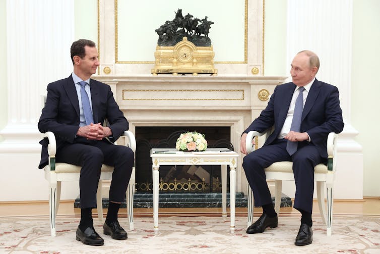 Bashar al-Assad i Władimir Putin siedzą razem w sali konferencyjnej na Kremlu, lipiec 2024 r.