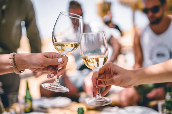 La gente tintinea las copas de vino