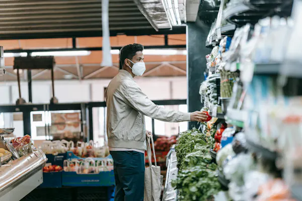 El hombre compra verduras