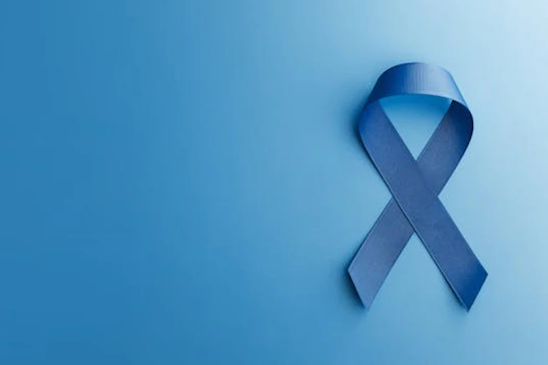 Un ruban bleu avec les extrémités croisées