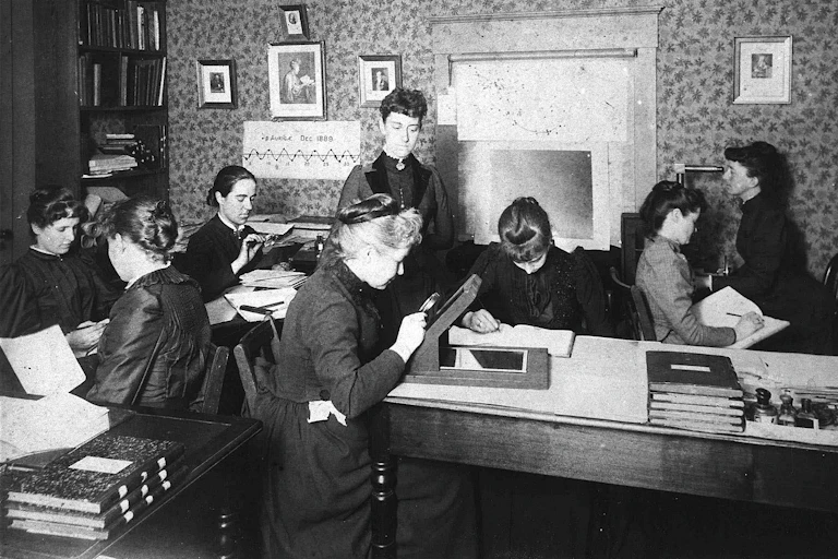 femmes travaillant au laboratoire d'astronomie de Harvard