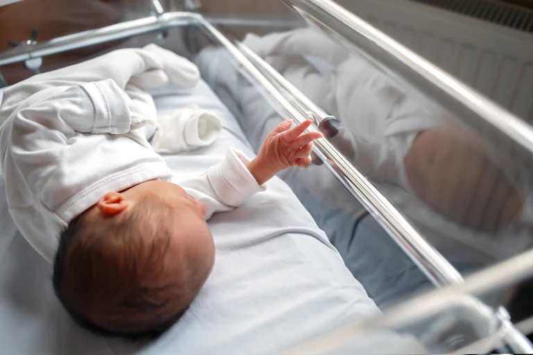 Bayi, terutama yang baru dilahirkan, tidak boleh dicium sembarangan.