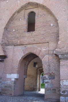 Arco que pertenece a las antiguas estructuras medievales del Monasterio de las Huelgas de Valladolid. Finales del siglo XIII.