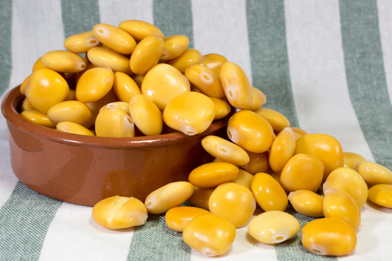 Un bol débordant de lupins.