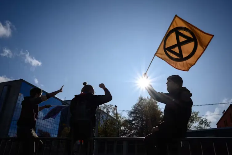 militants d’XR avec un drapeau