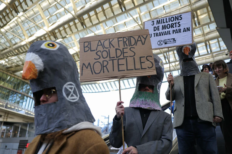 Action d'Extinction Rebellion à Paris : "Balck Friday soldes mortelles".
