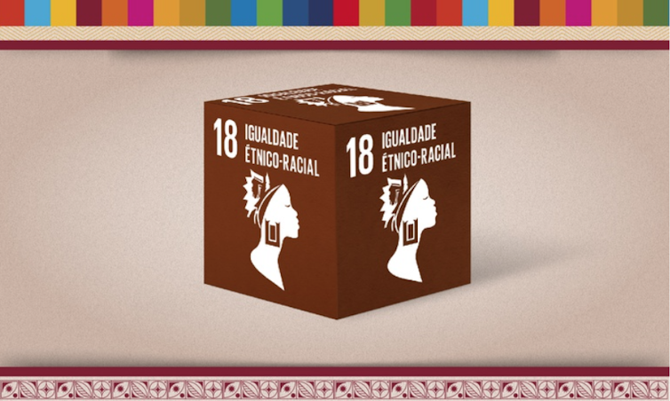 Ilustração de um cubo marrom. Em todas as faces se vê a logo da nova ODS: o pefil de uma mulher, cujo cabelo e brincos trazem referências étnicas negras e indígenas. No alto, o número 18 e o texto igualdade étnico-racial