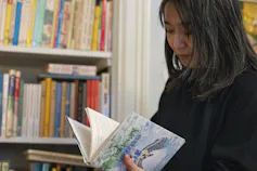 Una mujer lee un libro