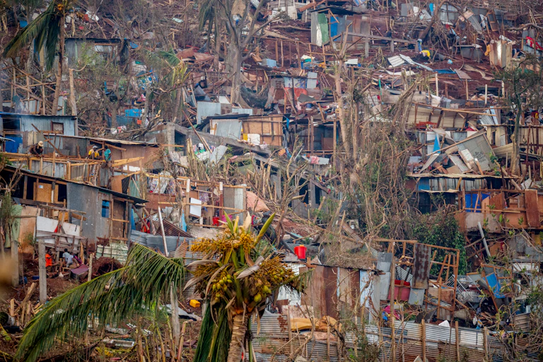 Les dégâts dans un bidonville de Mamoudzou sont dramatiques après le passage du cyclone Chido.
