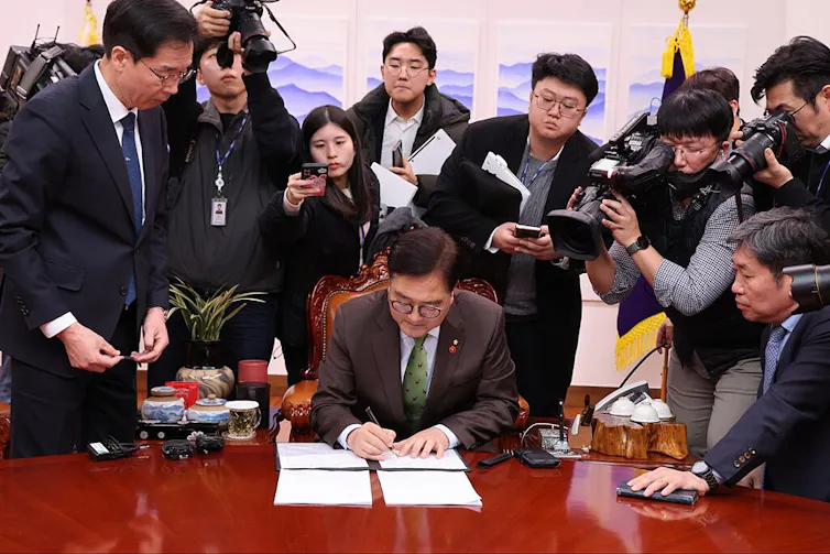 El Presidente de la Asamblea Nacional de Corea del Sur firma la resolución por la que se aprueba la destitución de Yoon Suk Yeol.