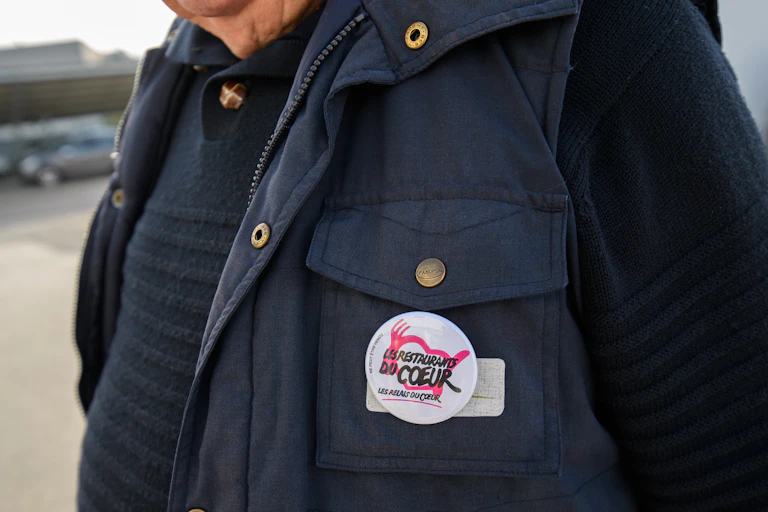 Un bénévole porte le logo des restaurants du coeur