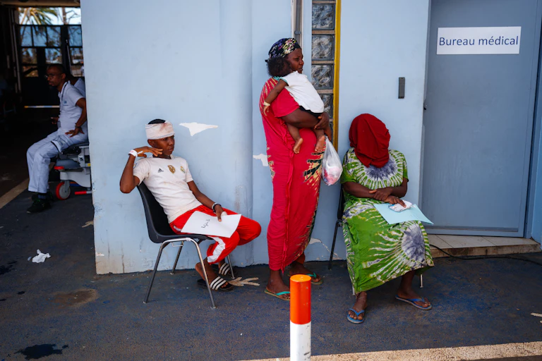 Des personnes font la queue pour recevoir des soins médicaux à l'hôpital central de Mayotte dans la ville de Mamoudzou, sur le territoire français de Mayotte dans l'océan Indien, le 18 décembre 2024, après le passage du cyclone Chido sur l'archipel.