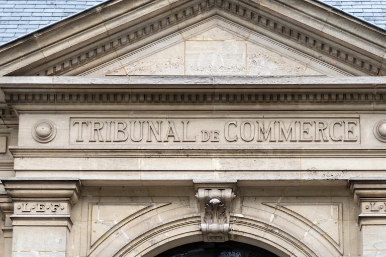 Un fronton d'un bâtiment sur lequel est écrit "tribunal de commerce"