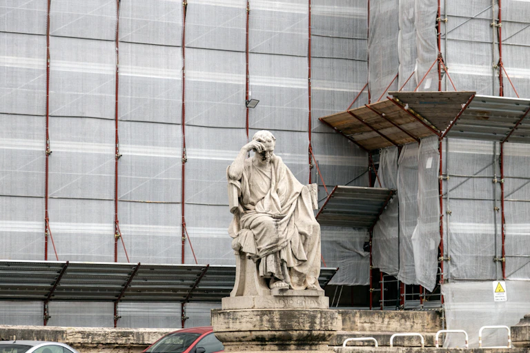Restauración de la fachada del Palacio de Justicia con la estatua de Salvio Giuliano, Roma, noviembre 2015.